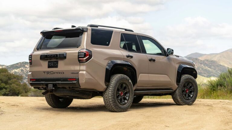 В России появился новый неубиваемый внедорожник Toyota, который можно купить дешевле «китайца»